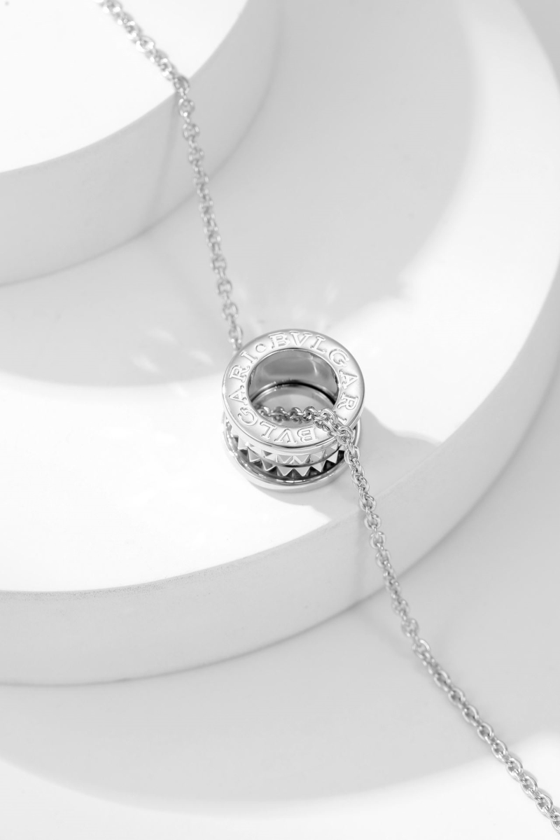 Bv1g*ai necklaces